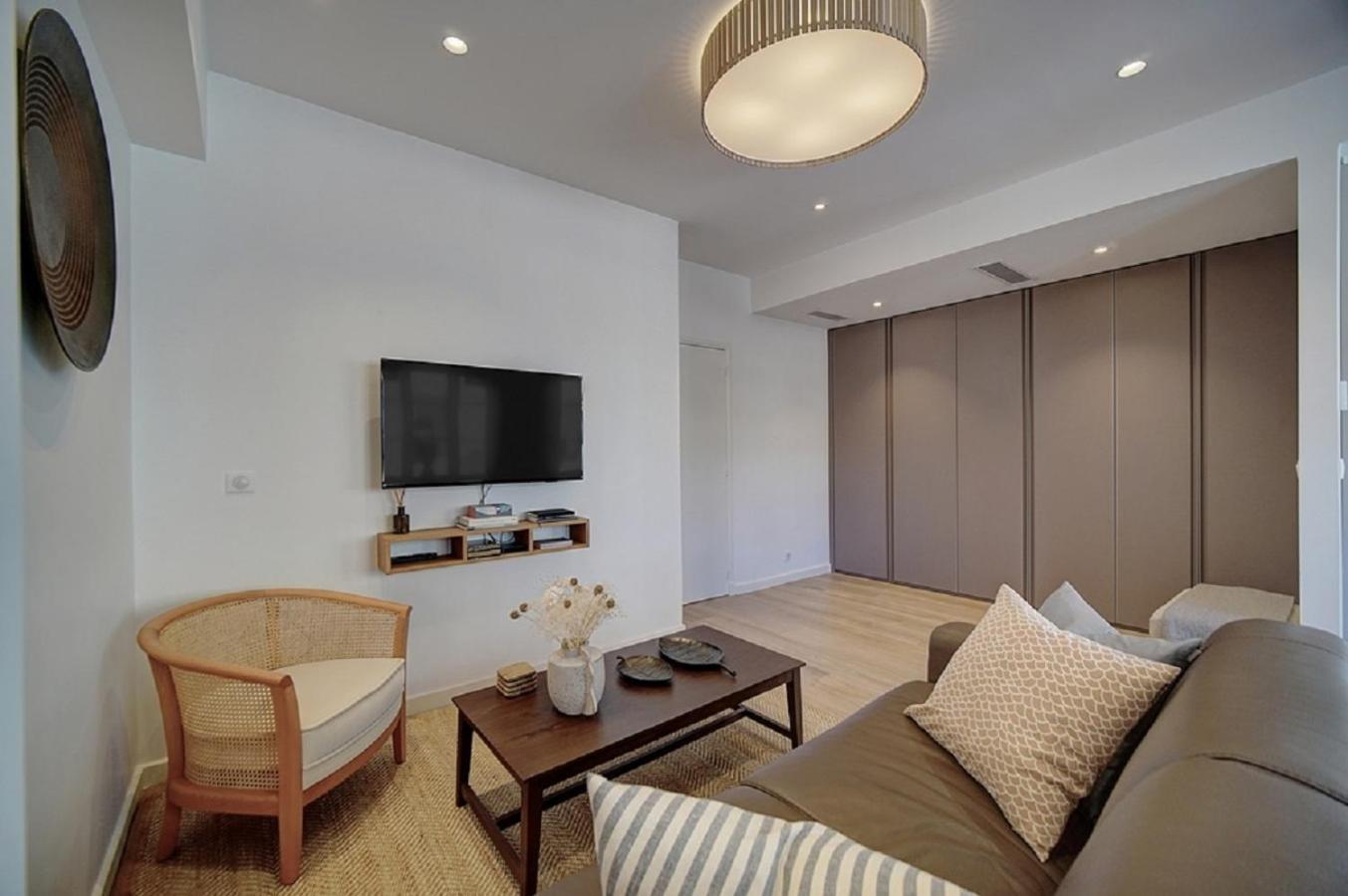 Magnifique 3 Pieces Renove Cannes Centre 'Banane' Avec Veranda ! A2B88 Exterior photo